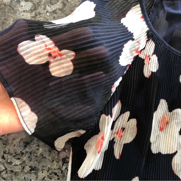 BANANA REPUBLIC Navy, White & Pink Floral Print Micro-Pleated Swing Top - Picture 5 of 14